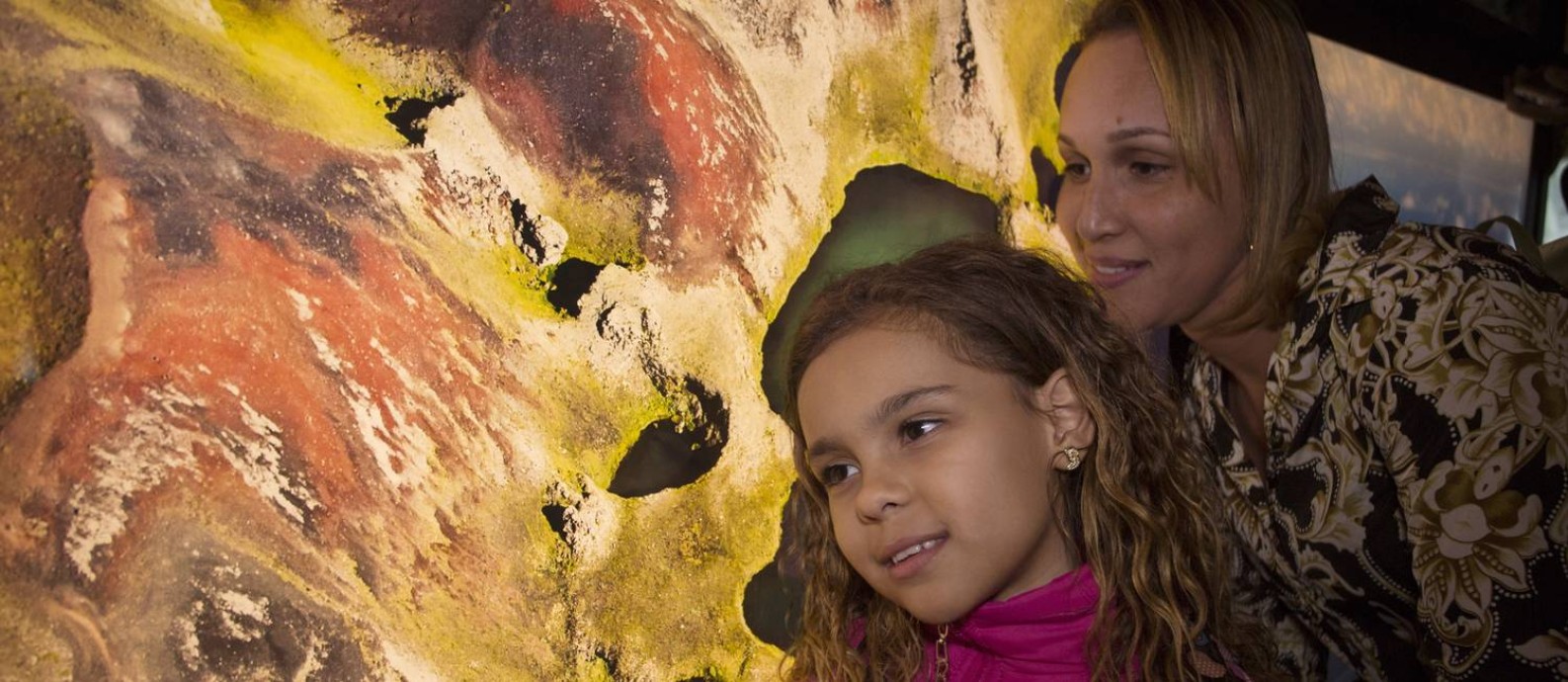 Queise e sua filha Kaylane: no Amanhã, primeira visita das duas a um museu Foto: Antonio Scorza / Agência O Globo