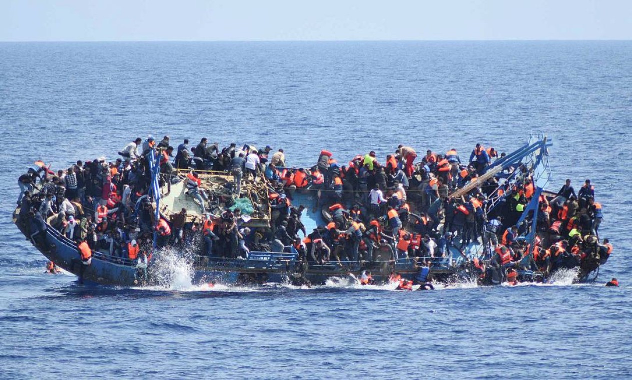 Barco lotado de imigrantes aderna na costa líbia Foto: HANDOUT / REUTERS