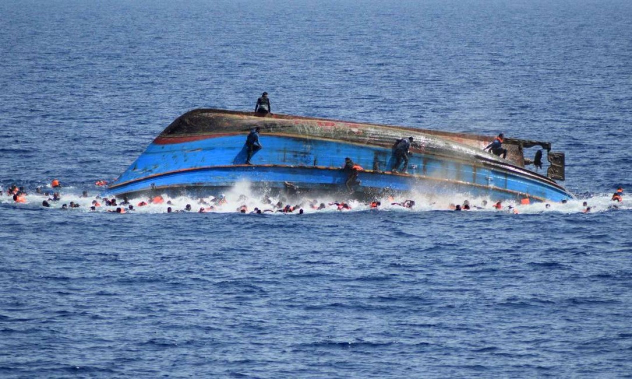 O navio italiano Bettica avistou o barco em perigo e deu o alarme. Isso evitou uma tragédia maior Foto: AFP / AFP