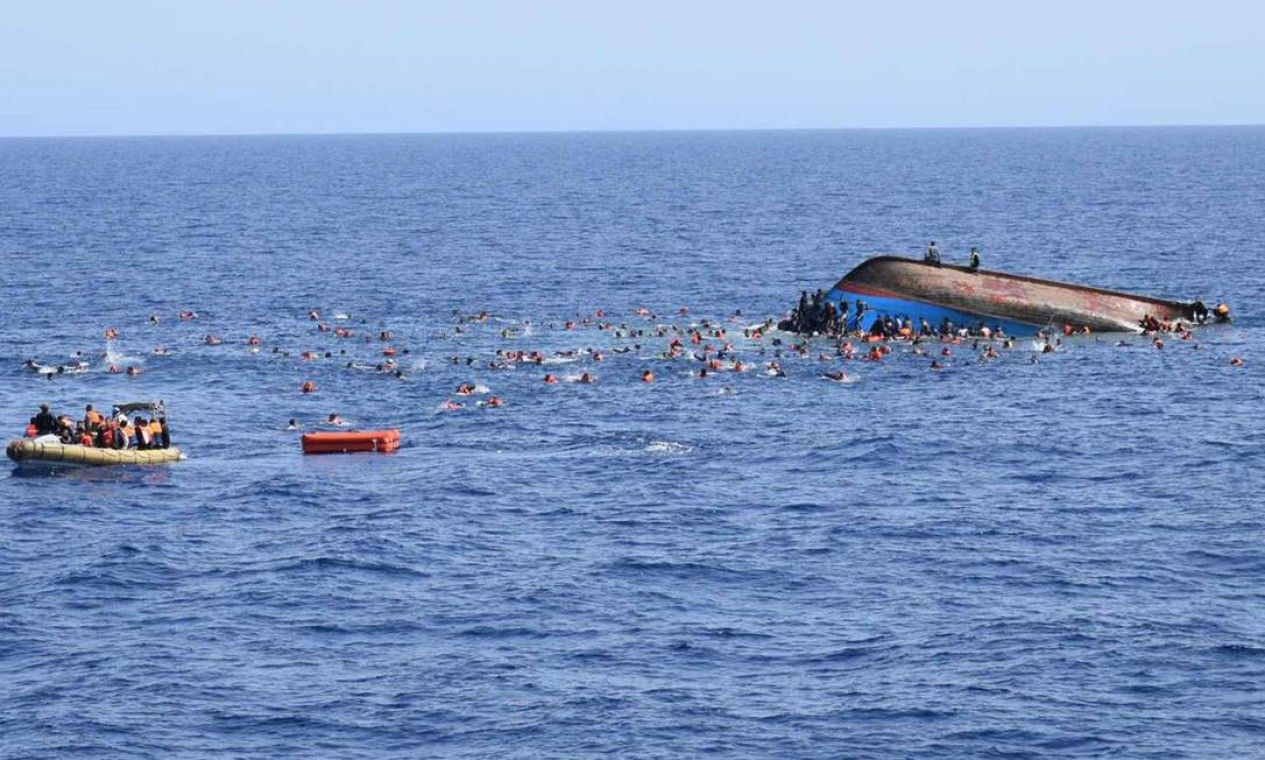 As buscas continuam e o número de vítimas pode aumentar, alerta a Marinha italiana Foto: AFP / AFP