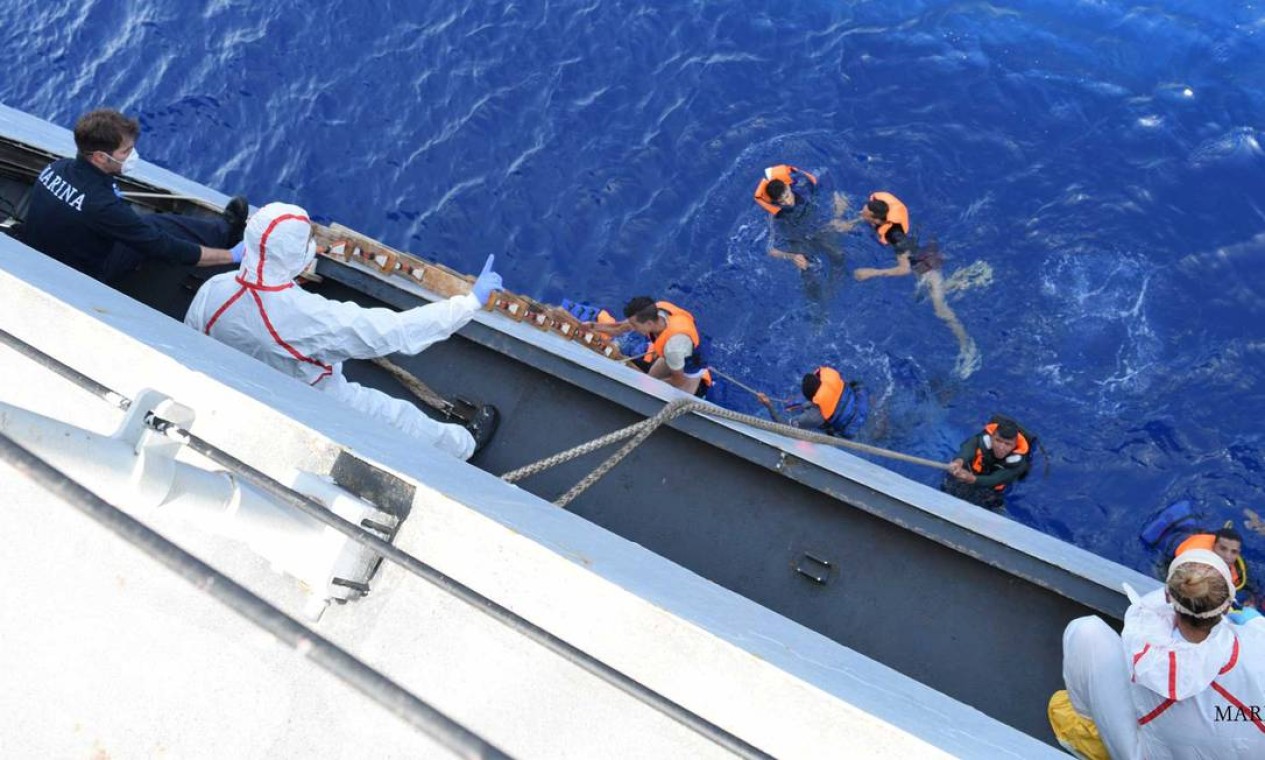 Os imigrantes foram resgatados por duas embarcações italianas Foto: STR / AFP