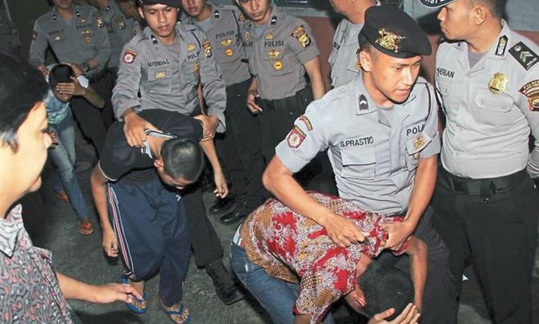 Adolescentes sÃ£o presos por estupro de menor na IndonÃ©sia Foto: AFP