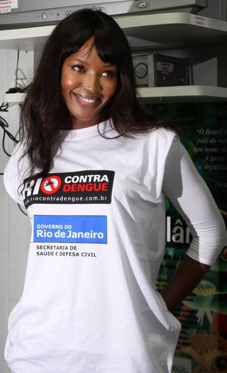 Em 2008, Naomi Campbell esteve no Hemorio, no Centro do Rio, para participar de campanha contra a dengue Foto: Márcia Foletto / Márcia Foletto/ O Globo