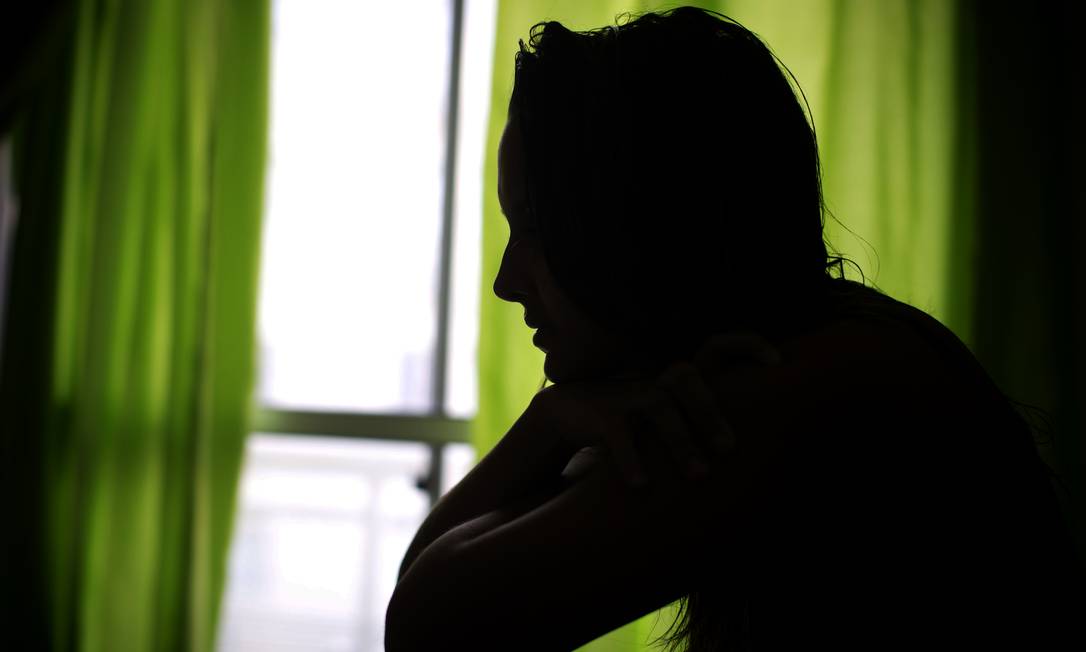 Adolescente vítima do estupro coletivo: 'Me sinto um lixo. O estigma é o que está me doendo mais' Foto: Márcia Foletto / O Globo