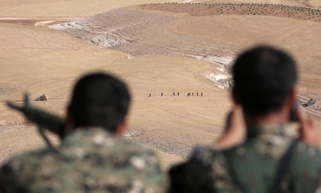 
Milicianos das Forças Democráticas da Síria observam o aavanço de colegas na zona rural de Manbij, uma das quaatro frentes de luta que o Estado Islâmico enfrenta atualmente
Foto:
REUTERS/RODI SAID
