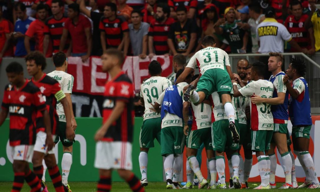 BRASILIA - DF - 05/06/2016 - BRASILEIRO A 2016/FLAMENGO X PALMEIRAS - Jean  do Palmeiras comemora gol de penalti contra o Flamengo durante partida pelo  Campeonato Brasileiro Serie A 2016 no estadio