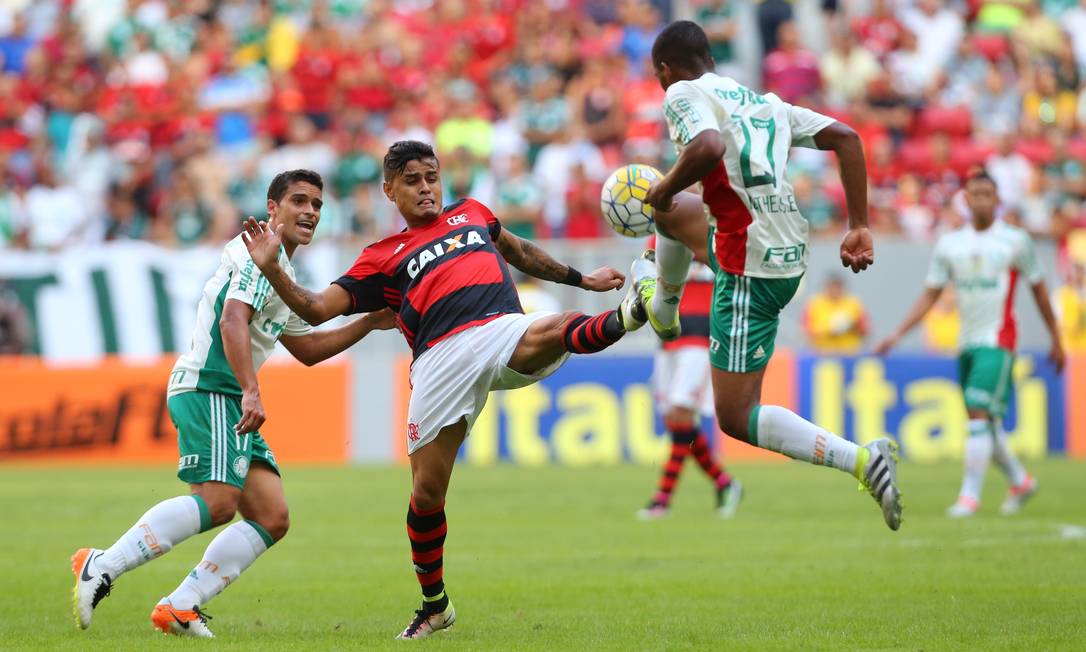 Flamengo marca no fim, frustra Palmeiras e leva a melhor em briga