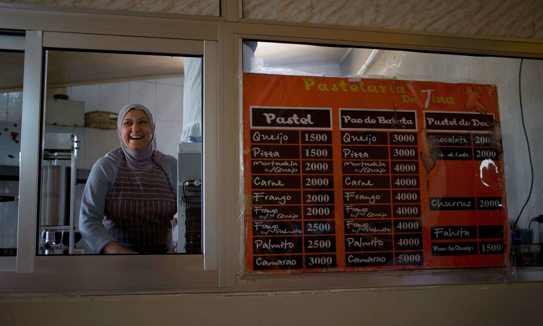 Yazdeh Hindi cozinha na pastelaria de Christina, sua irmã. Cardápio? Todo em português Foto: Hassan Ammar / AP