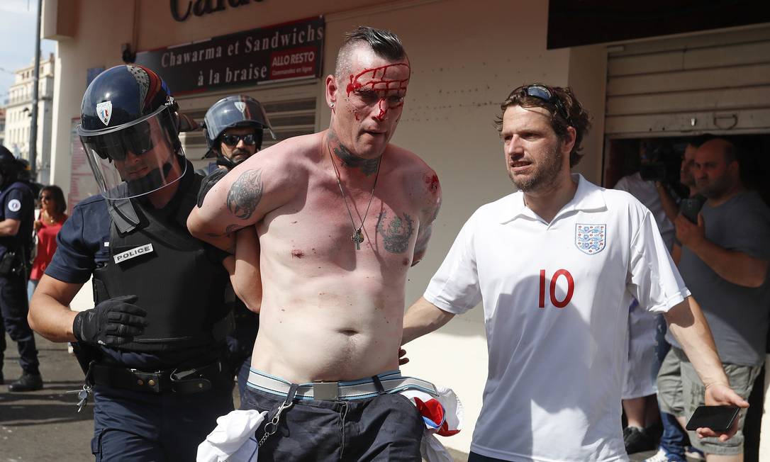 Hooligans estragam festa antes de jogo entre Inglaterra e Rússia