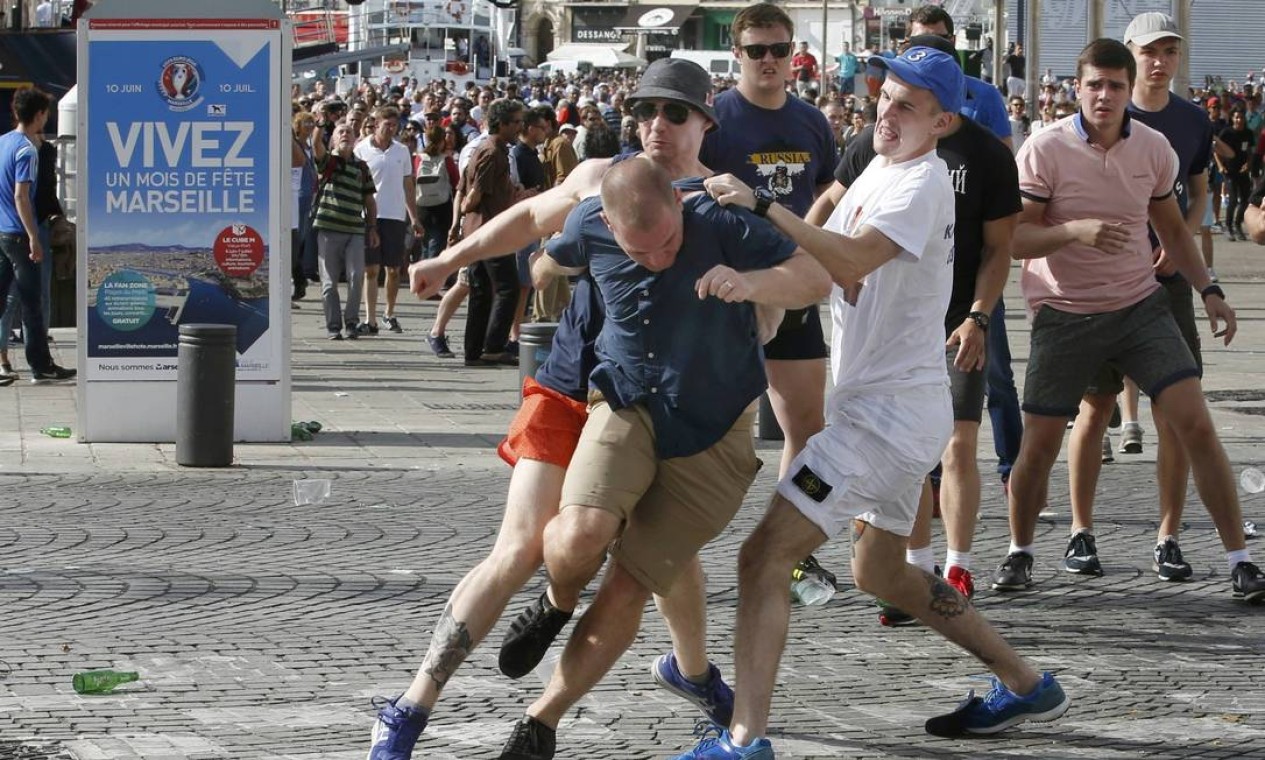 Hooligans estragam festa antes de jogo entre Inglaterra e Rússia