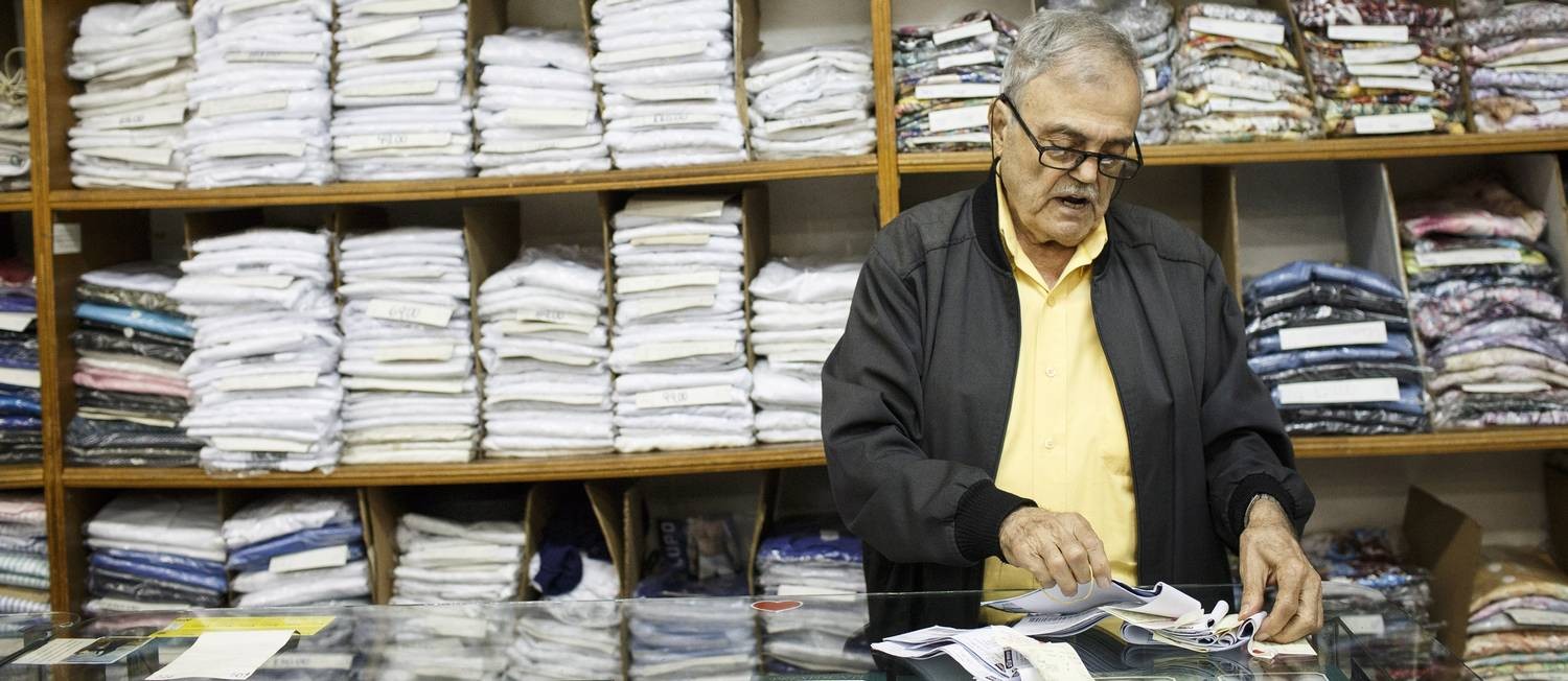 Ali Kalil Charif, proprietario da Aletex Magazin, localizada na Avenida Nossa Senhora de Copacabana Foto: Fernando Lemos / Agência O Globo