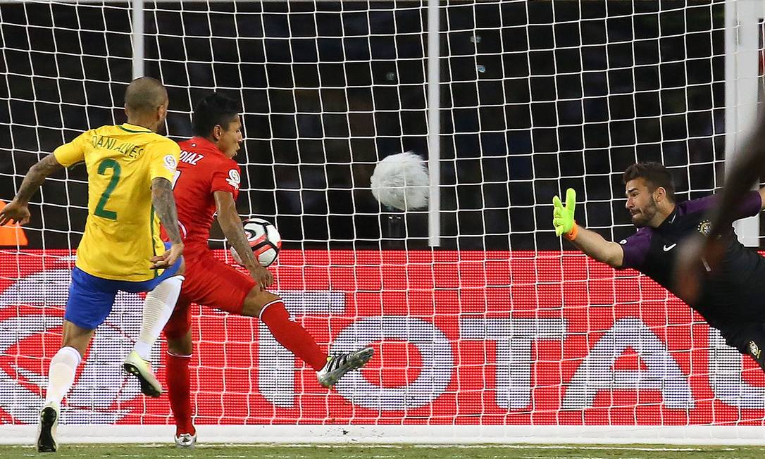 Brasil leva gol de mão, perde para o Peru e está fora da Copa América -  Jornal O Globo