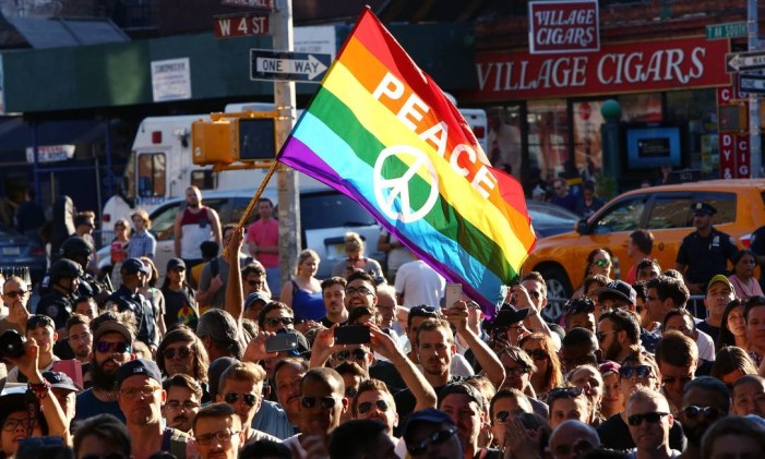 Manifestação em Nova York de solidariedade com as vítímas do ataque à boate gay em Orlando Foto: MONIKA GRAFF / AFP