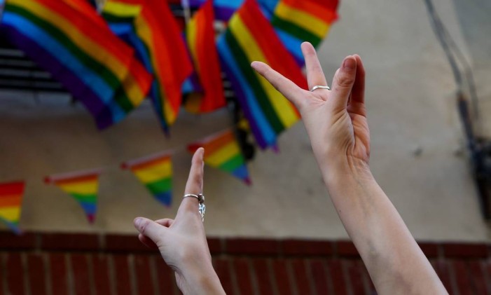 Em Nova York, manifestantes organizam vigília para homanagear vítimas do ataque à boate gay em Orlando
Foto: MONIKA GRAFF / AFP