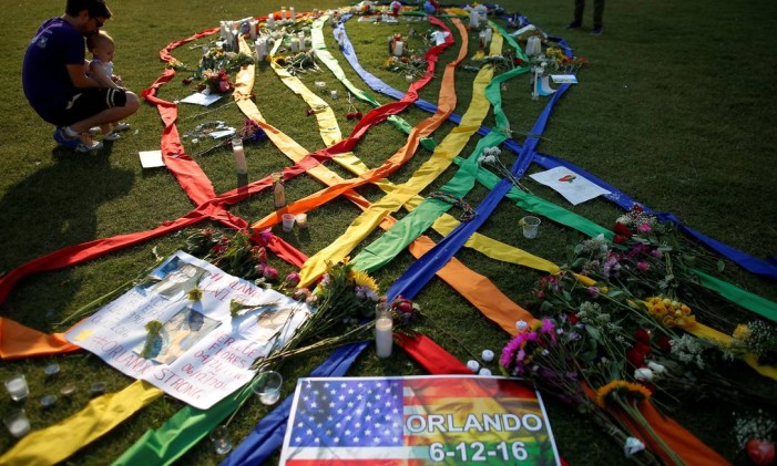 Vígilia em Orlando em memórias das vítimas do ataque à boate Pulse Foto: JIM YOUNG / REUTERS