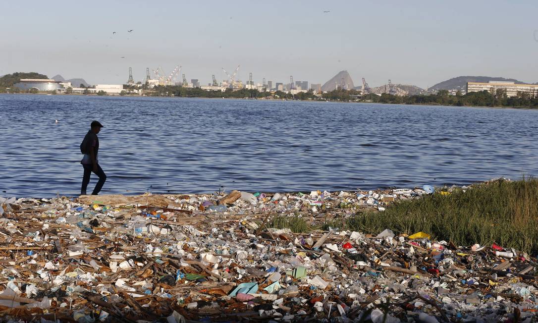 Na Ilha do Fundão, a sujeira se acumula às margens da Baía de Guanabara, que receberá provas de vela Foto: Domingos Peixoto / Agência O Globo
