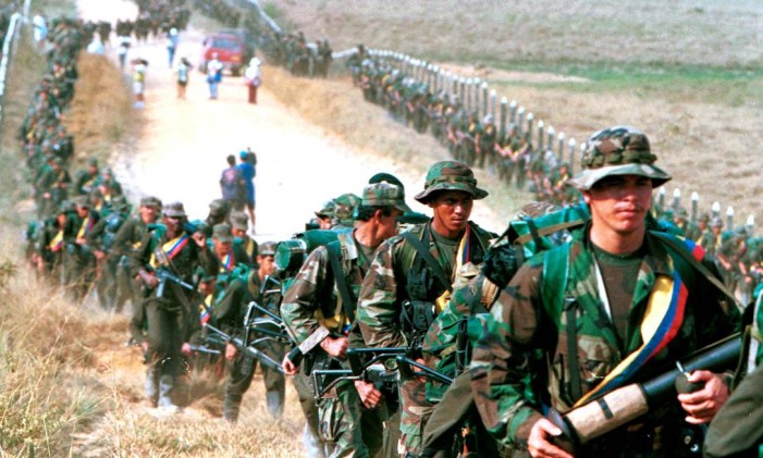 Rebeldes da Forças Armadas Revolucionárias da Colombia (FARC) na província de Caqueta em 1999 Foto: JOSE MIGUEL GOMEZ / REUTERS