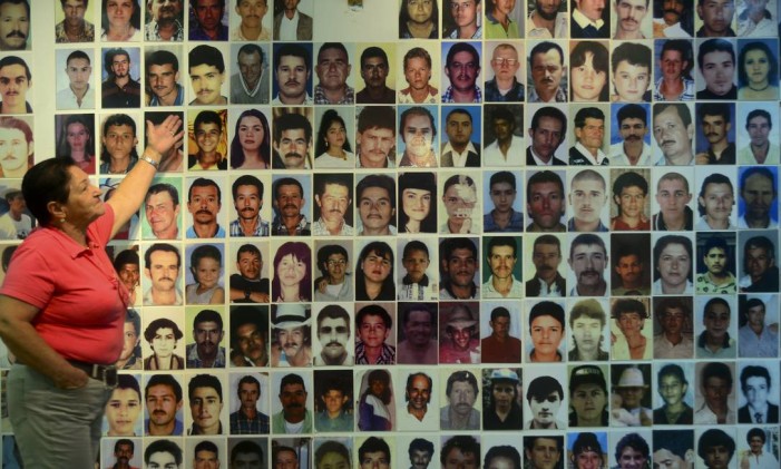 Poster com fotos de vítimas dos conflitos na Colômbia no departamento de Antioquia Foto: RAUL ARBOLEDA / AFP