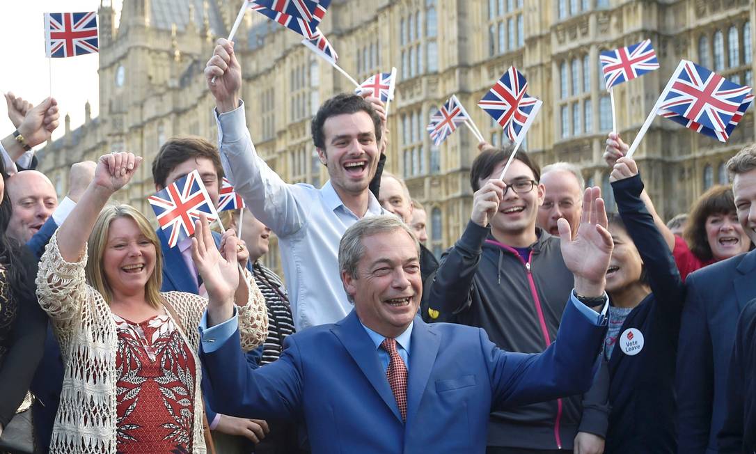 
Nigel Farage, líder do partido de extrema-direita britânico Ukip, faz um pronunciamento após vitória do Brexit
Foto:
TOBY MELVILLE
/
REUTERS
