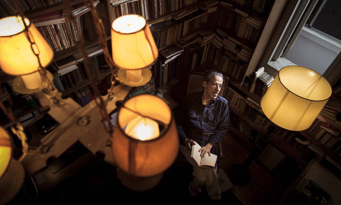 
Armando em sua biblioteca: ‘Ana só fez quatro livros, mas com eles construiu uma obra’
Foto: Leo Martins /
Agência O Globo
