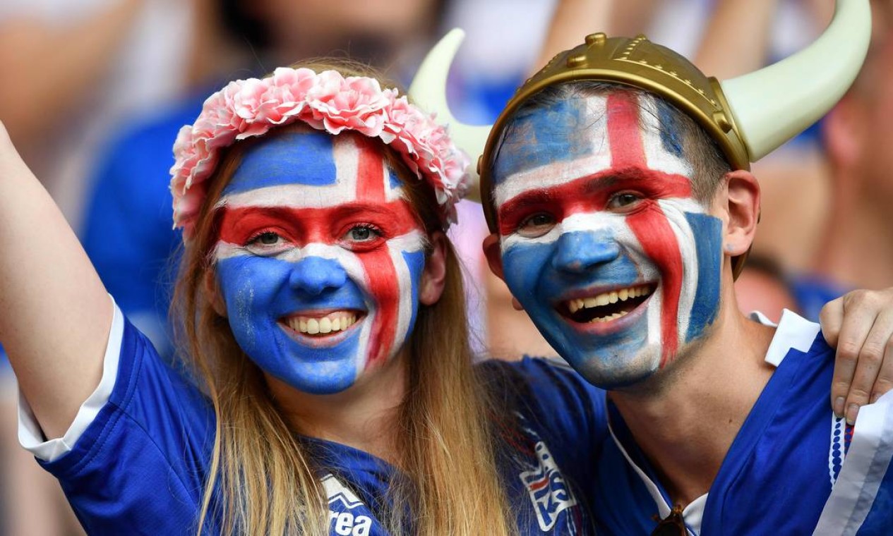 O casal islandês feliz da vida no estádio em Nice... Foto: BERTRAND LANGLOIS / AFP