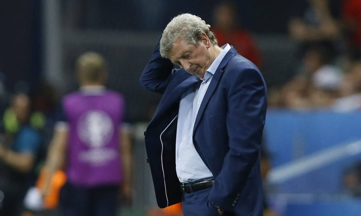 A desolação do técnico britânico, Roy Hodgson, durante a eliminação para a Islândia Foto: Kirsty Wigglesworth / AP