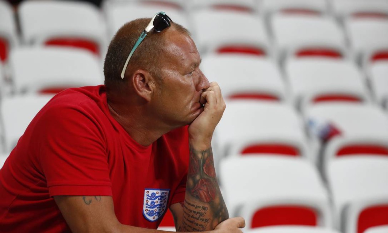 O torcedor inglês parecia não acreditar no resultado final da partida Foto: Kai Pfaffenbach / REUTERS