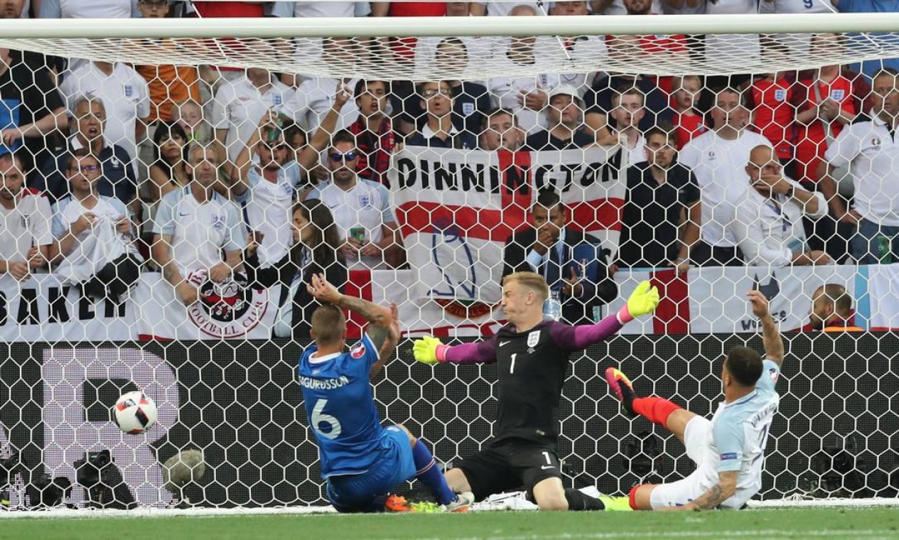 Sigurdsson, número 6, marca o gol de empate na partida histórica contra a Inglaterra Foto: Thanassis Stavrakis / AP