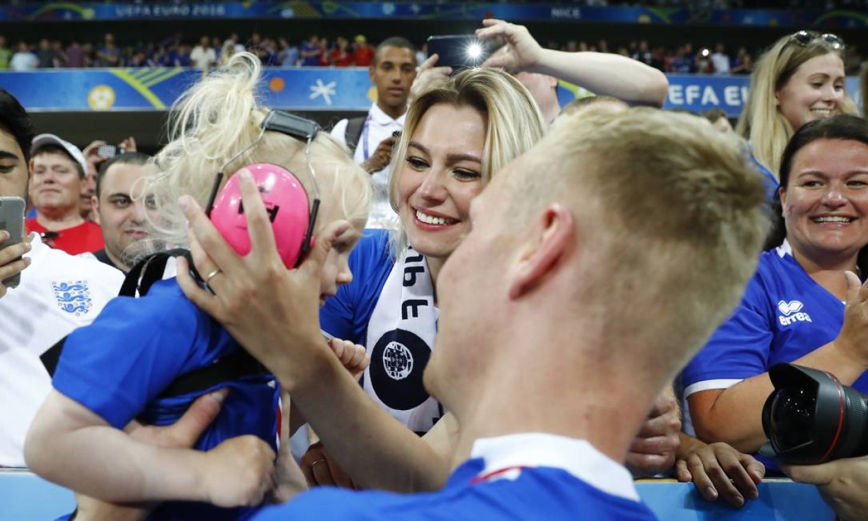 O islandês comemora com a mulher e a filha a inédita classificação às quartas de final Foto: Michael Dalder / REUTERS