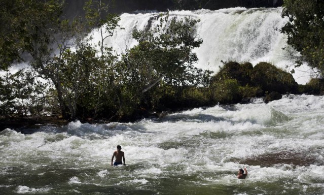 Índios da aldeia Quatro Cachoeiras tomam banho no Rio Sacre, em Campo Novo do Parecis