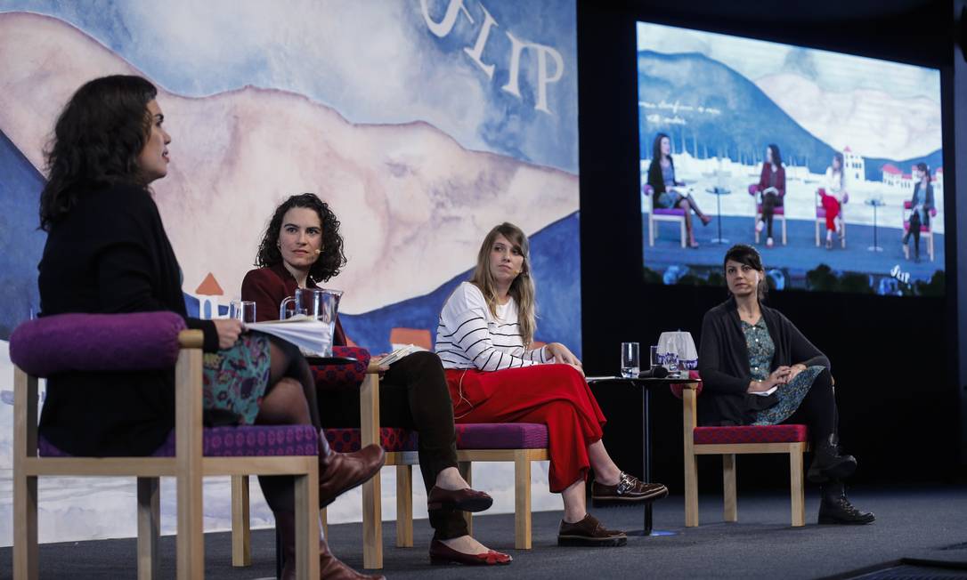Mesa da Flip com Annita Costa Malufe, Laura Liuzzi e Marilia Garcia Foto: Alexandre Cassiano / O Globo
