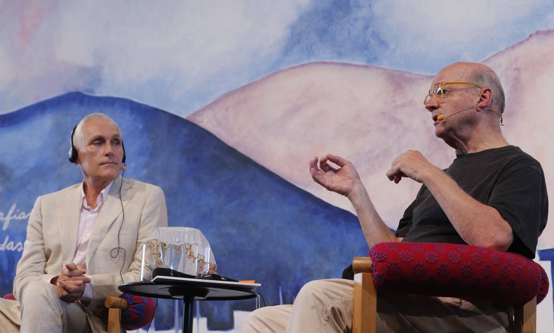O escritor holandês Arthur Japin (à direita) e o artista plástico Guto Lacaz participaram da mesa "Encontro da arte com a ciência", neste sábado, na Flip Foto: Alexandre Cassiano / Agência O Globo