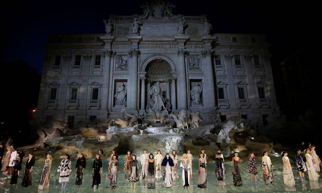 Para celebrar seus 90 anos, a Fendi armou um grande espetáculo na Fontana di Trevi, em Roma, nesta quinta-feira Foto: MAX ROSSI / REUTERS