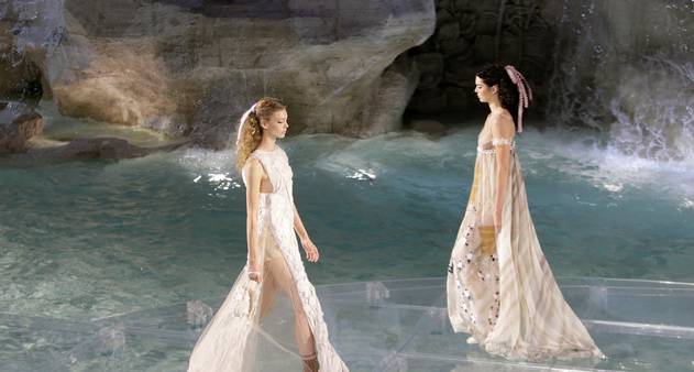Fendi celebra 90 anos com desfile na Fontana di Trevi, em Roma