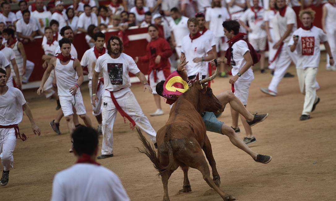 Cinco pessoas são chifradas em corrida de touros na Espanha Jornal O