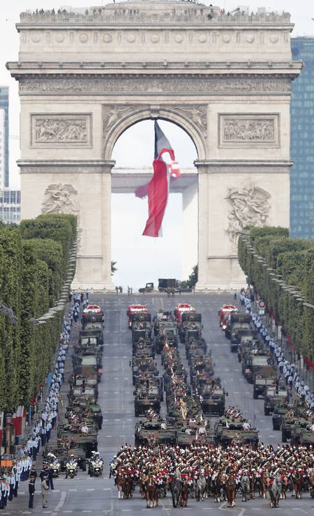 A parada é realizada todos os anos na principal avenida de Paris, com o Arco do Triunfo ao fundo Foto: Francois Mori / AP
