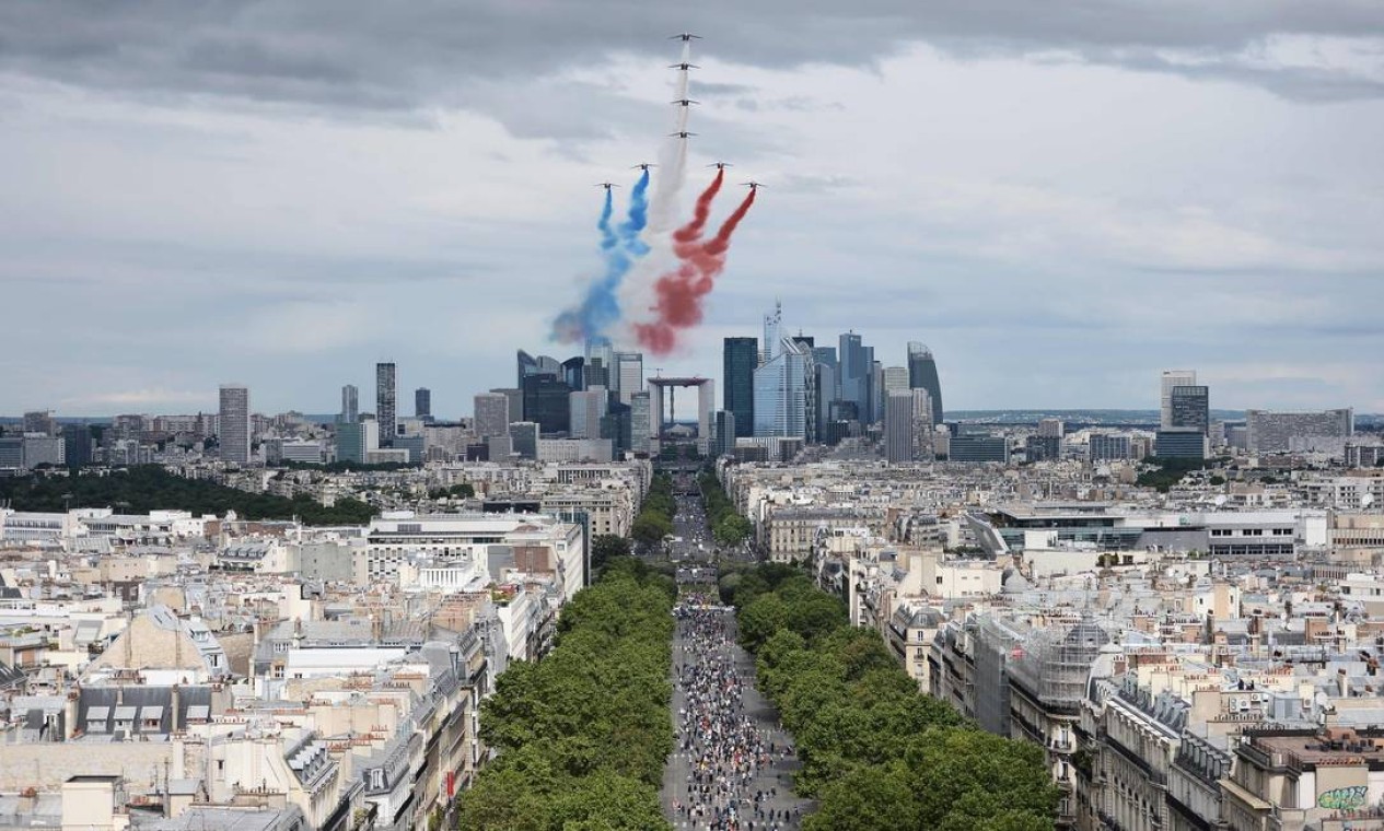 Aviões Alphajet, da equipe de elite acrobática Patrouille de France (PAF),
lançam fumaça nas cores da bandeira da França Foto: STEPHANE DE SAKUTIN / AFP