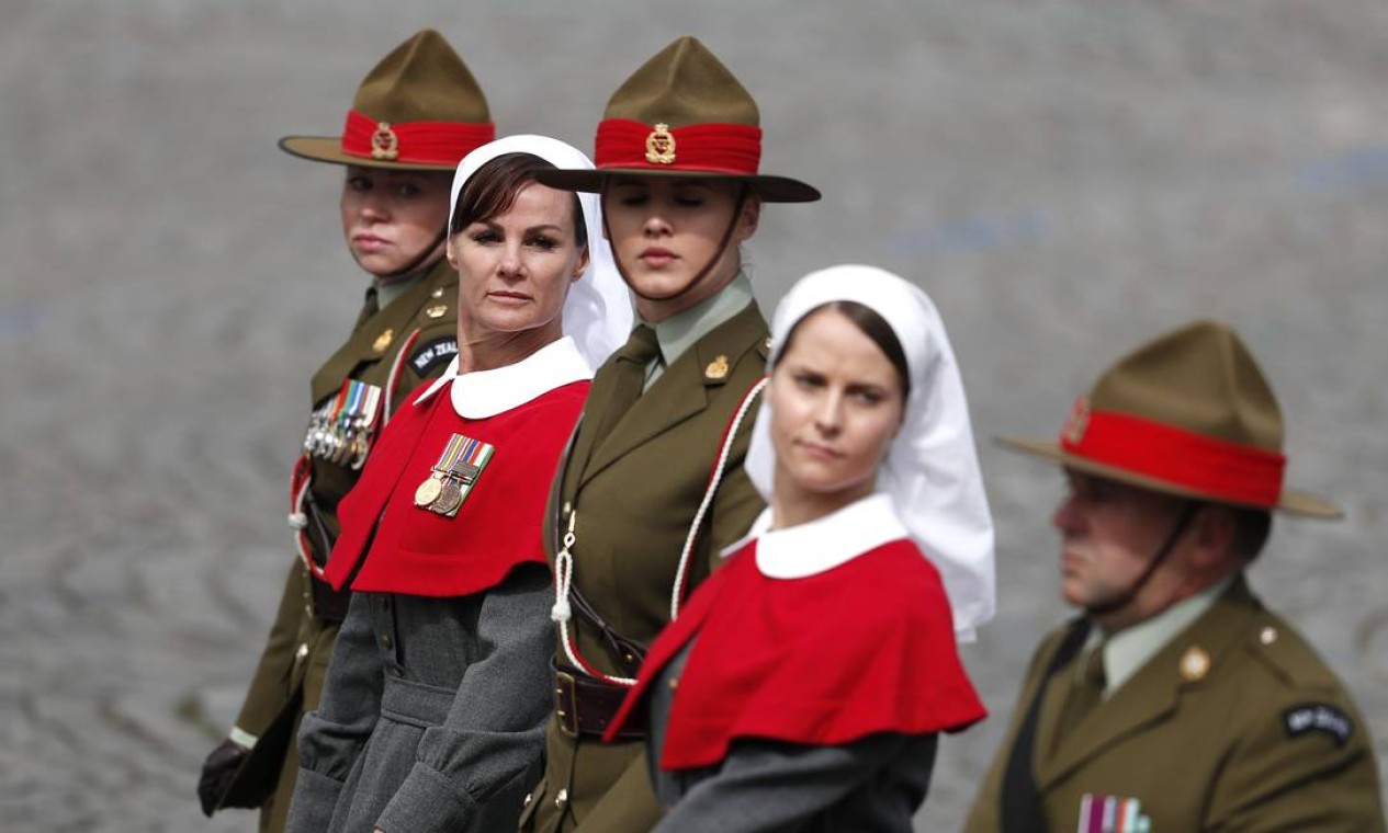 No detalhe, militares da Nova Zelândia Foto: Francois Mori / AP