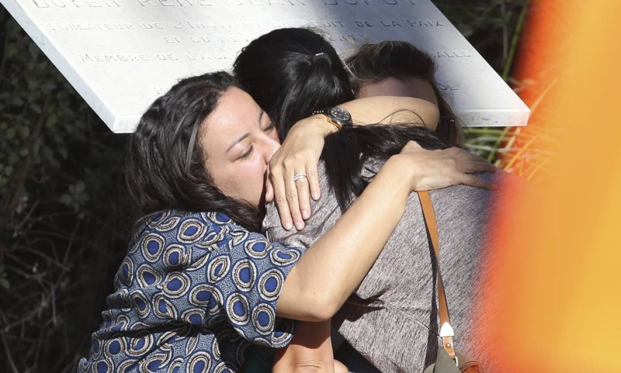 Familiares se abraçam após perderem parentes em ataque de caminhão durante festa de 14 de julho na cidade francesa de Nice Foto: Luca Bruno / AP