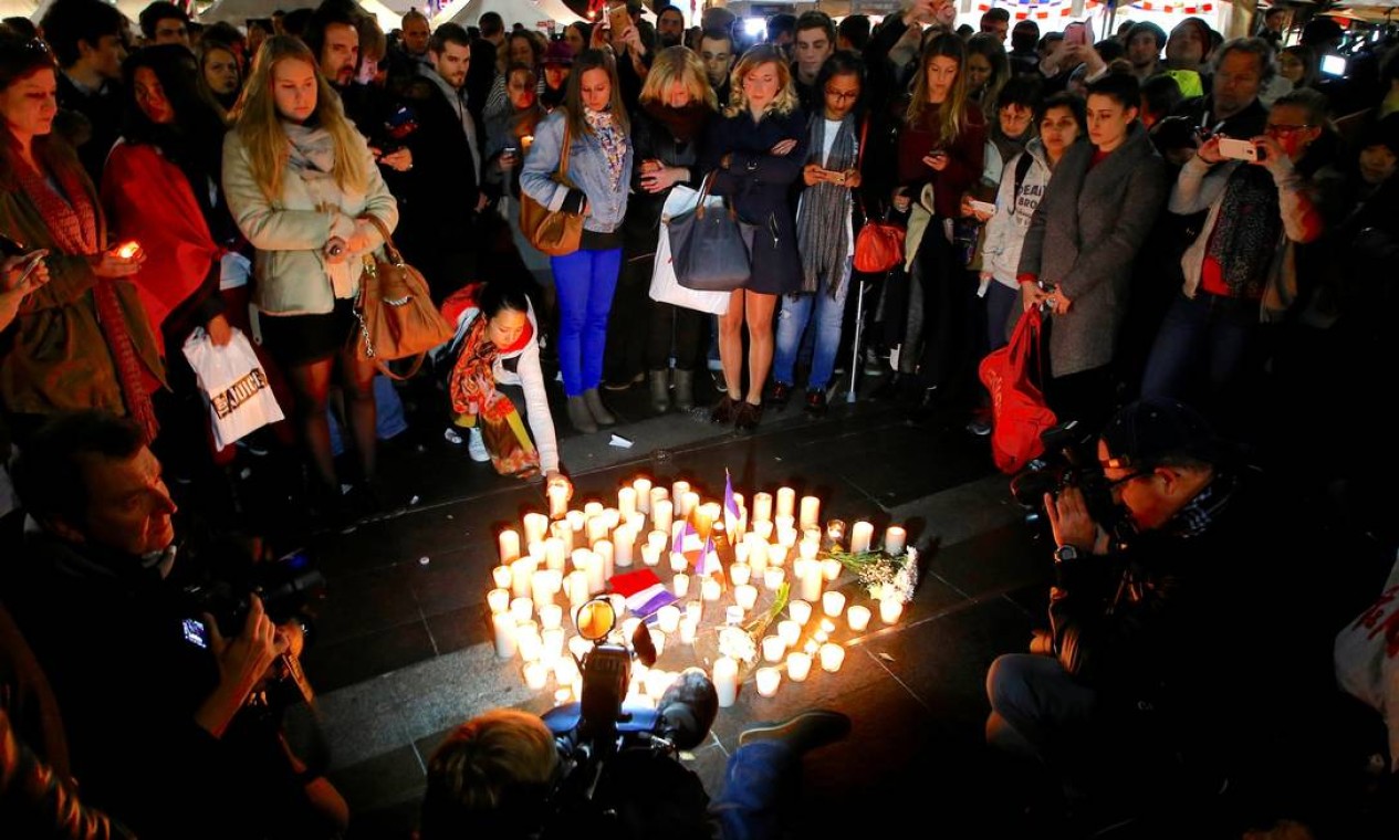 Centenas de pessoas se reúnem em torno de diversas velas, acendidas para homenagear os 84 mortos no atentado terrorista ocorrido em Nice no dia 14 de julho Foto: DAVID GRAY / REUTERS