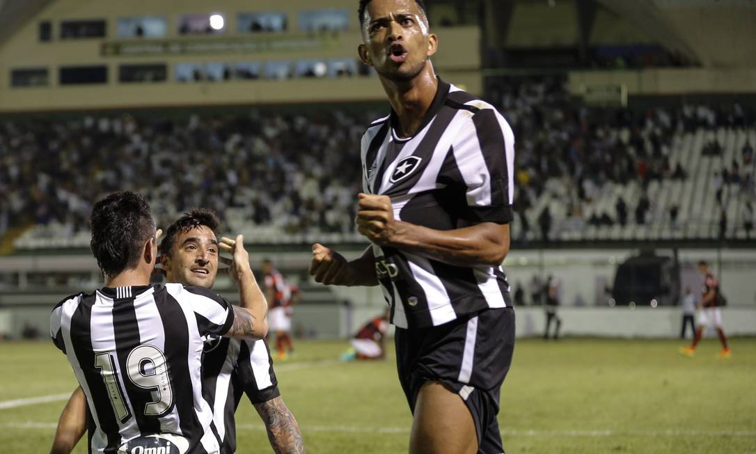 Botafogo e Flamengo empatam em jogaço de seis gols - Jornal O Globo