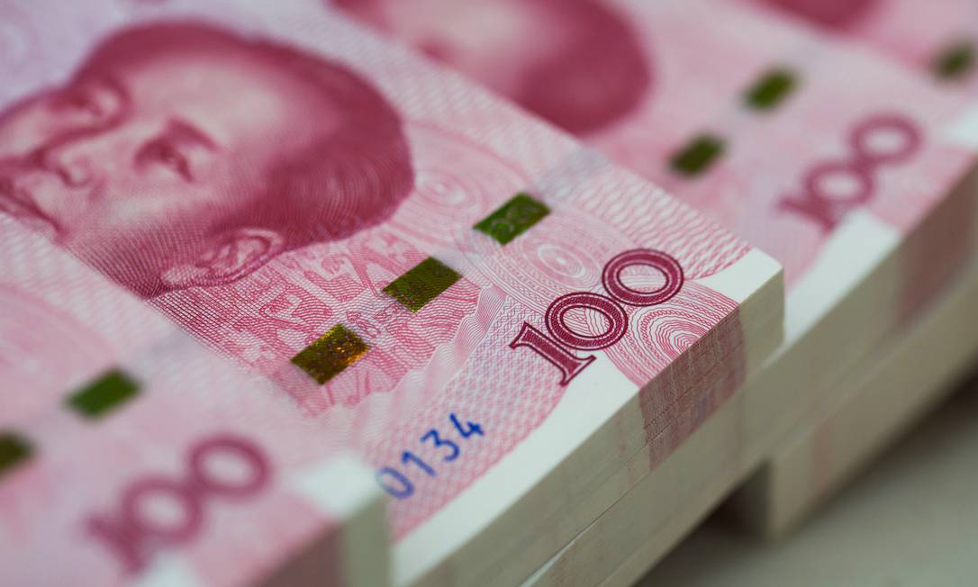 Yuans: moeda chinesa foi desvalorizada, rompendo barreira histórica. Foto: SeongJoon Cho / Bloomberg