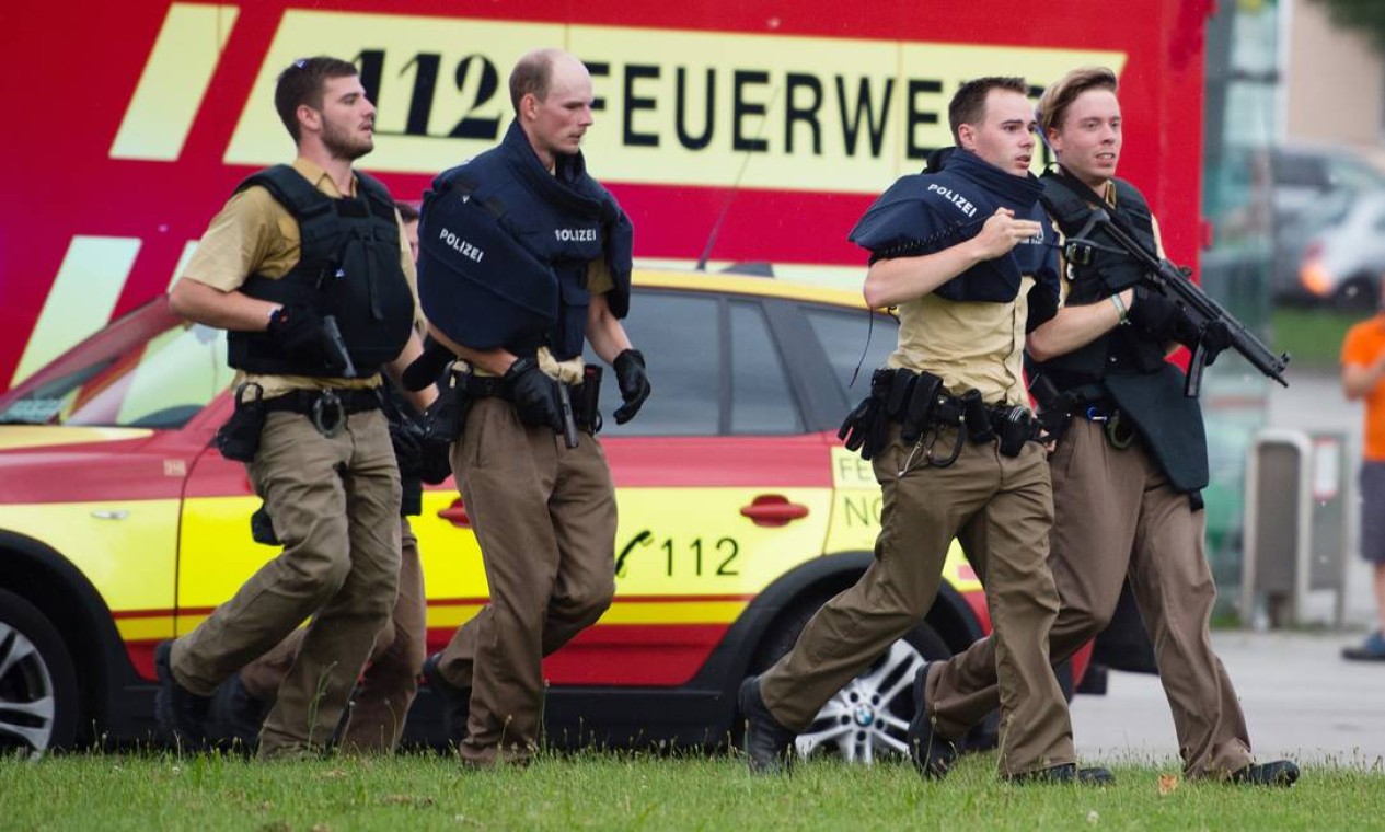 Autoridades alemãs ainda não esclareceram situação após relatos de três atiradores em Munique Foto: Matthias Balk / AP