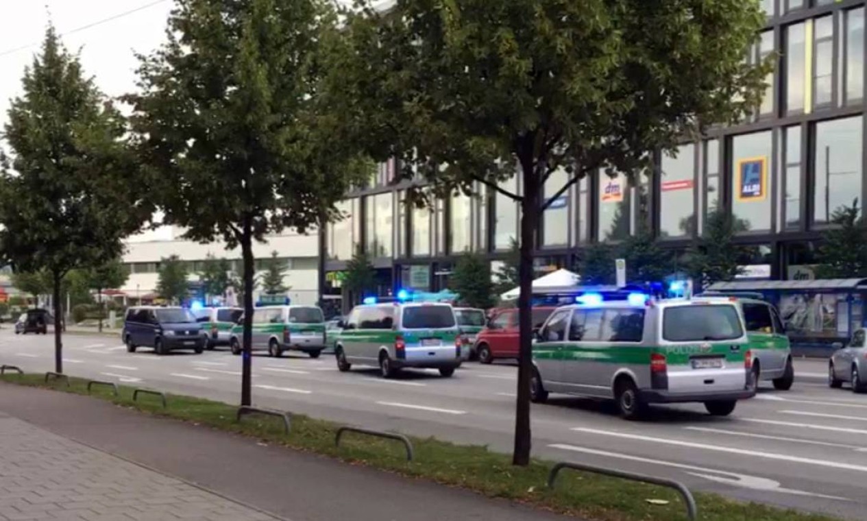 Serviços de emergência respondem a relatos de tiroteio no shopping Olympia, que fica perto de estádio olímpico em Munique Foto: AP
