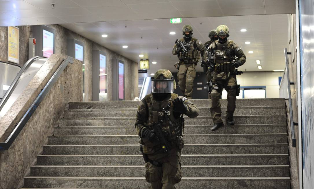 Policiais realizam buscas na estação de Kalsplatz, próxima ao shopping Olympia. Transporte foi interrompido em Munique Foto: ANDREAS GEBERT / AFP