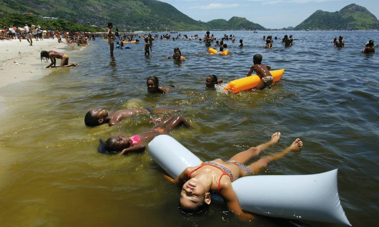 Crianças curtem o verão em Icaraí Foto: Custodio Coimbra / Agência O Globo