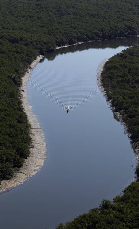 O Rio Guaraí é um dos cinco limpos que desaguam na APA de Guapimirim Foto: Custodio Coimbra / Agência O Globo