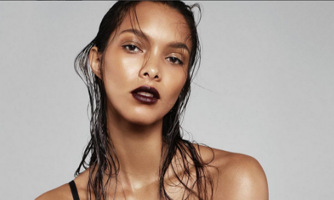 Com Make Dark Lais Ribeiro Posa De Maiô Decotado E Sexy Jornal O Globo 