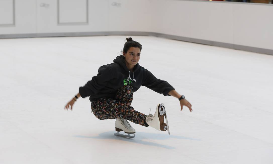 Nem tão "Frozen": patinadora testa a falsa pista de gelo da Suíça na Lagoa Foto: Domingos Peixoto / O Globo