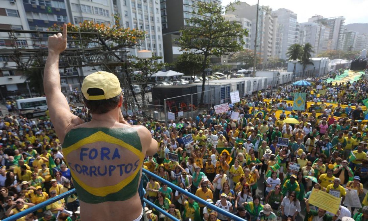 Manifestação contra a corrupção leva centenas de pessoas à orla da praia de Copacaban Foto: Custódio Coimbra / Agência O Globo